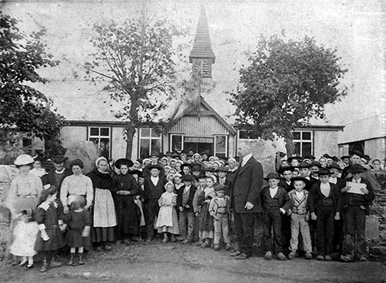 S. Rousseau devant les élèves de l'école du Guilly (fonds Roux, du Diben)